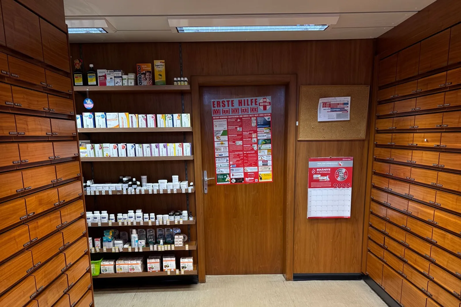 Offizin der Ring-Apotheke mit Schubladenschränken aus Holz und Regal mit Produkten